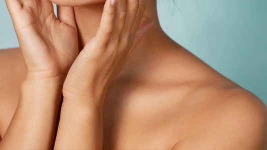 Närbild av händer mot hud som symboliserar mjuk och varsam hudvård